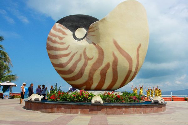 Giant Nautilus Display in Yalong bay