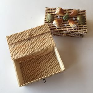 Bamboo Box(17.5x10.5x7cm) Weight 87grams
(6.9 x 4.13x2.75”)Weight 180grams W/Shell1-3”